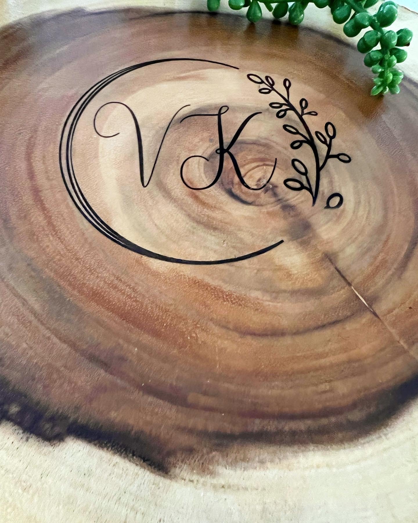 Acacia Wood Serving Board - Personalized - HappyBundle